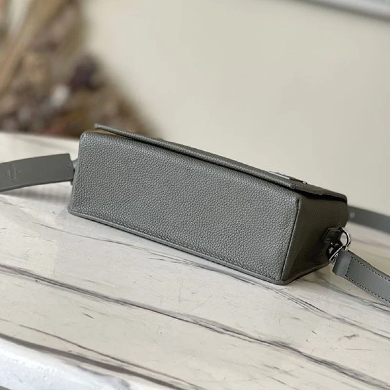ギフトに最適ルイヴィトン ウエアラブルウォレット ショルダーバッグ コピー M82086