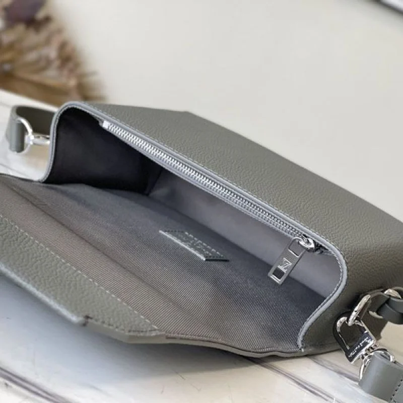 ギフトに最適ルイヴィトン ウエアラブルウォレット ショルダーバッグ コピー M82086