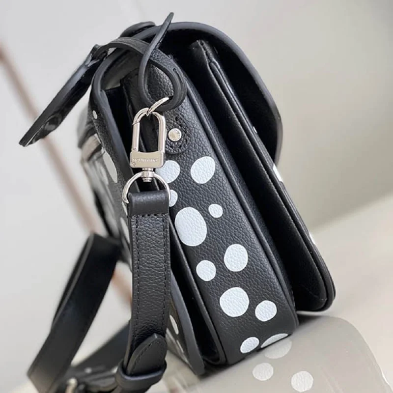 注目★LV ×草間彌生ポシェットメティス MM コピー ショルダーバッグ vuy11401