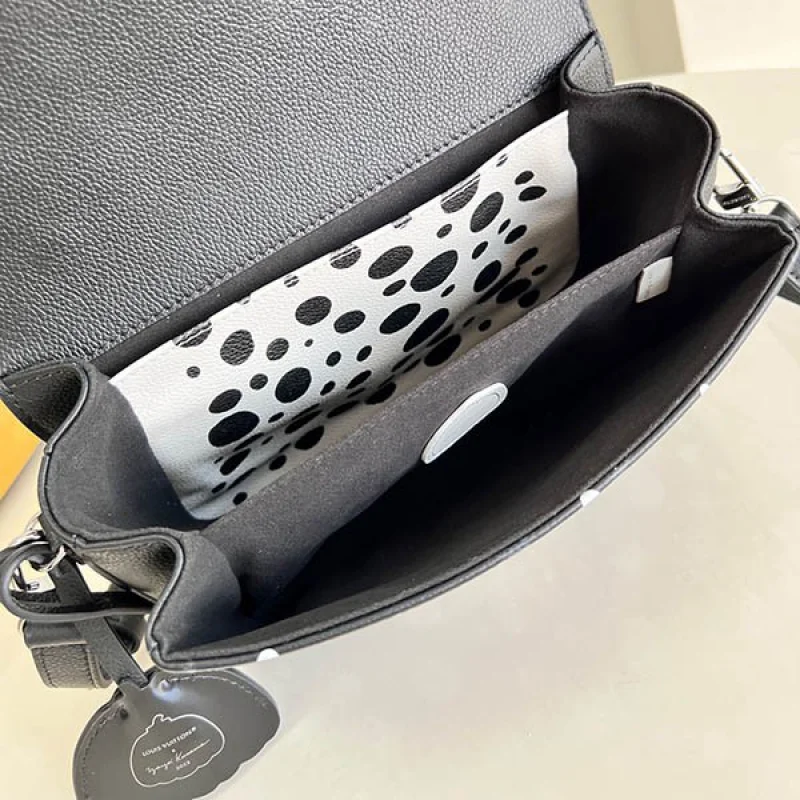 注目★LV ×草間彌生ポシェットメティス MM コピー ショルダーバッグ vuy11401