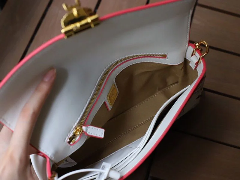 目を惹くカラー 人気 MCM コピークロスボディ ショルダーバッグ mcg75139