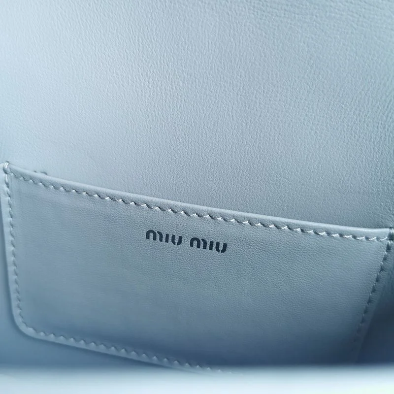 ☆超人気☆ミュウミュウ 偽物 キルティングナッパレザーのミニバッグ mye25902