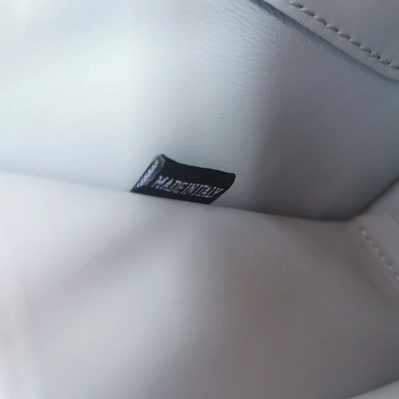 ☆超人気☆ミュウミュウ 偽物 キルティングナッパレザーのミニバッグ mye25902
