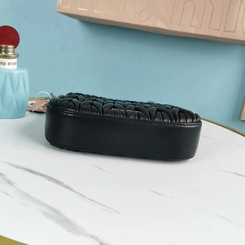 累積売上総額第1位!ミュウミュウ 偽物 マテラッセナッパレザー バッグ myj56513