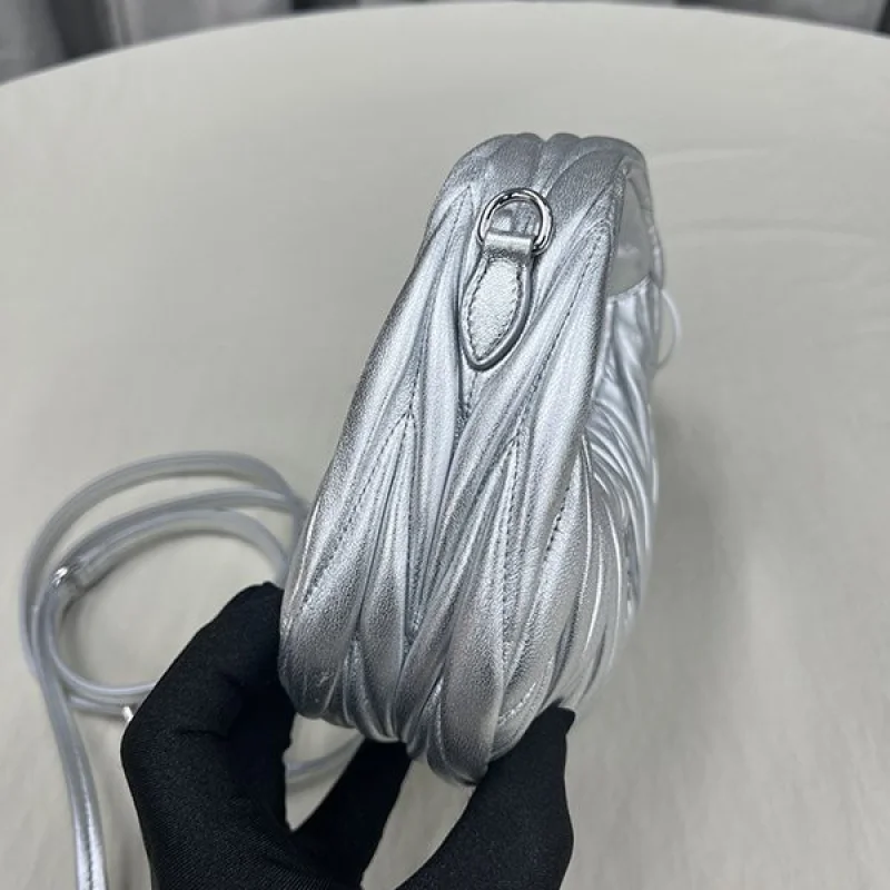 新作限定ミュウミュウ 偽物ワンダー マテラッセ再生ナイロン ショルダーバッグ myn46374