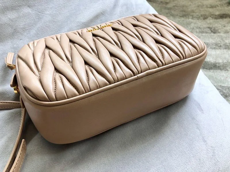 完売必至ミュウミュウ マトラッセ 偽物 レザー クロスボディバッグ mys27327