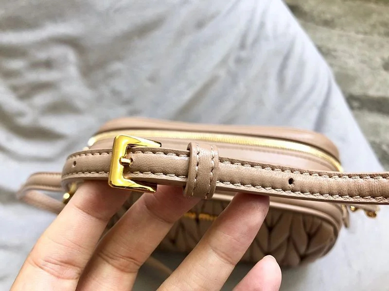 完売必至ミュウミュウ マトラッセ 偽物 レザー クロスボディバッグ mys27327