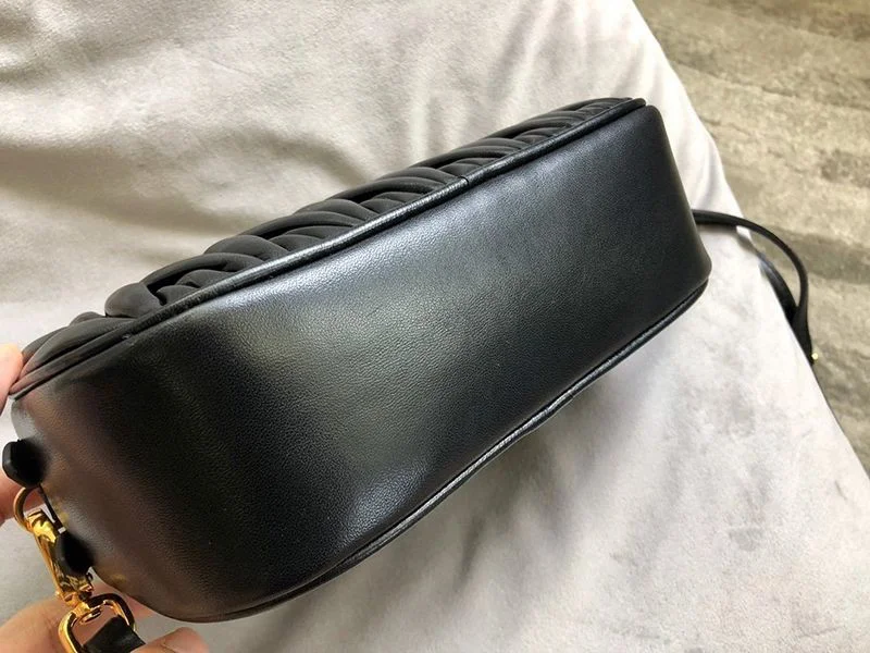 定番ミュウミュウ マトラッセ コピー レザー クロスボディバッグ myu04782