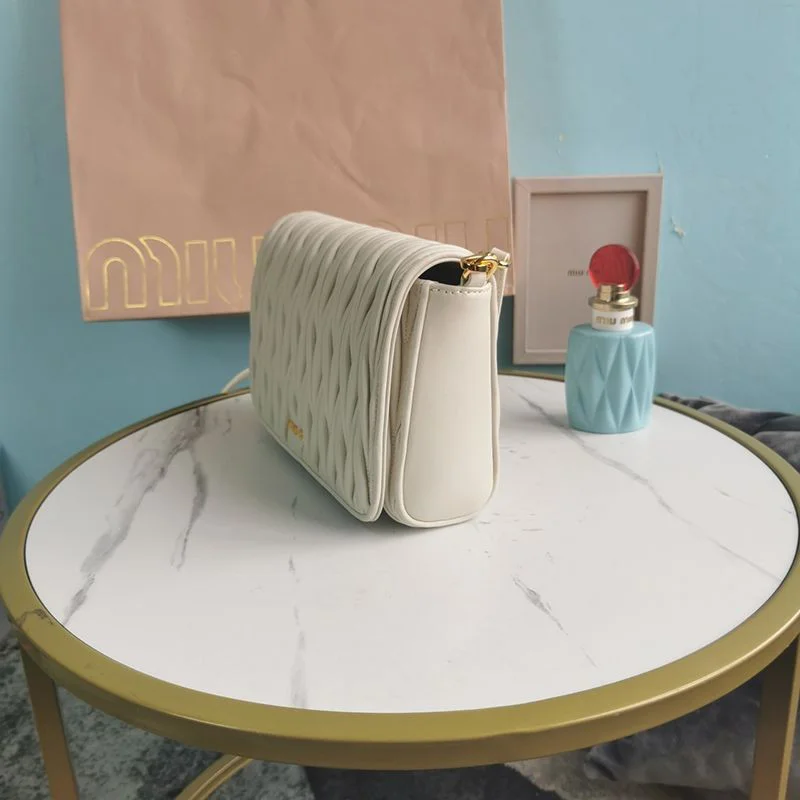 セール新作ミュウミュウ コピー マテラッセナッパレザー バッグ myw36616