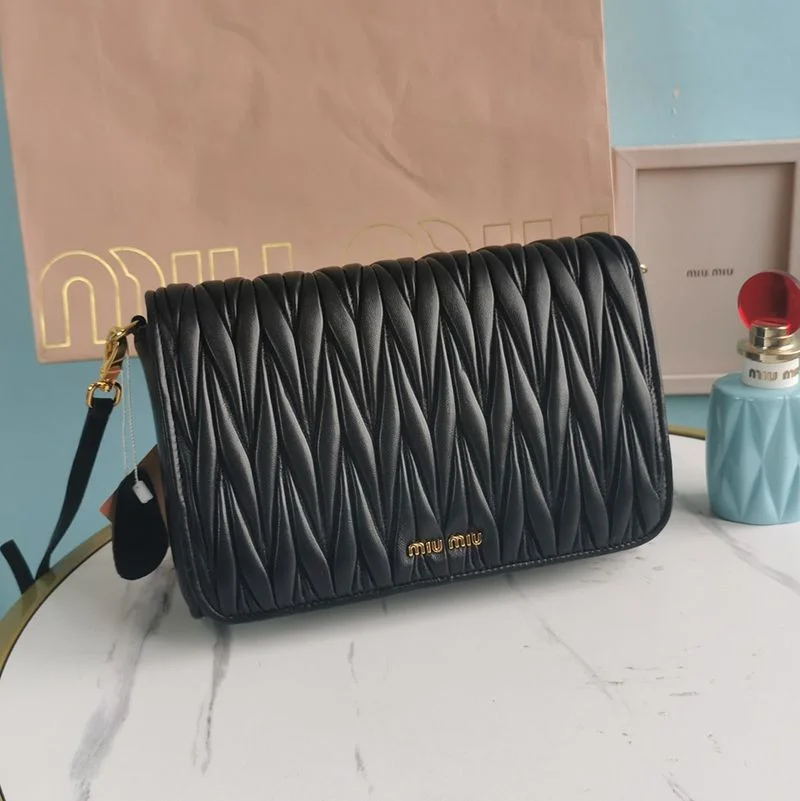 大人気!ミュウミュウ 偽物 マテラッセナッパレザー バッグ myw59258