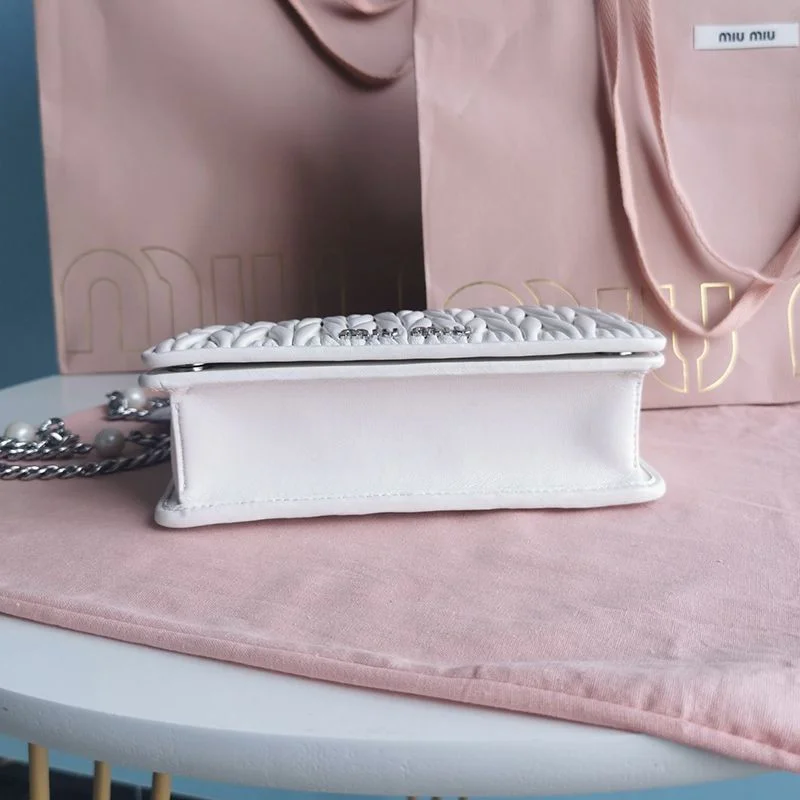 人気No1ミュウミュウ コピー キルティングナッパレザーのミニバッグ myw69555