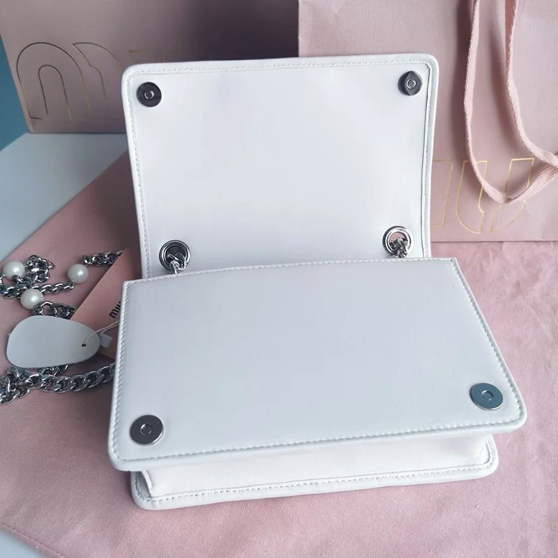 人気No1ミュウミュウ コピー キルティングナッパレザーのミニバッグ myw69555