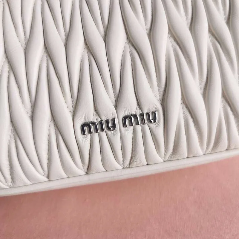 ★日本!!人気!ミュウミュウ 偽物 マテラッセナッパレザー パール付き ショルダーバッグ myw87397