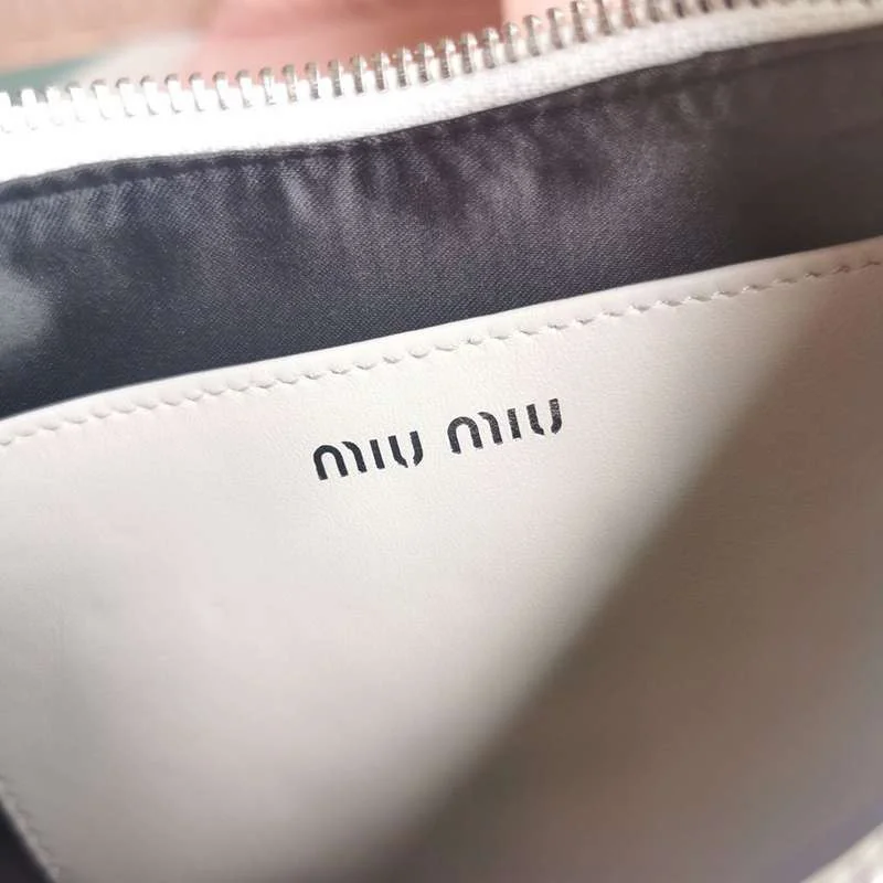 ★日本!!人気!ミュウミュウ 偽物 マテラッセナッパレザー パール付き ショルダーバッグ myw87397