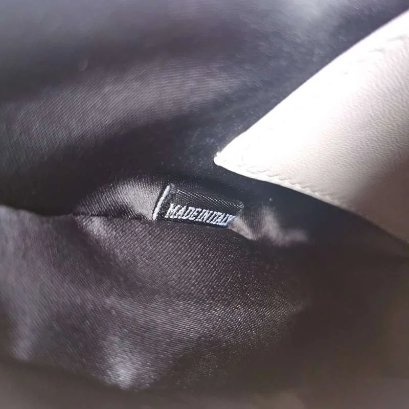 ★日本!!人気!ミュウミュウ 偽物 マテラッセナッパレザー パール付き ショルダーバッグ myw87397