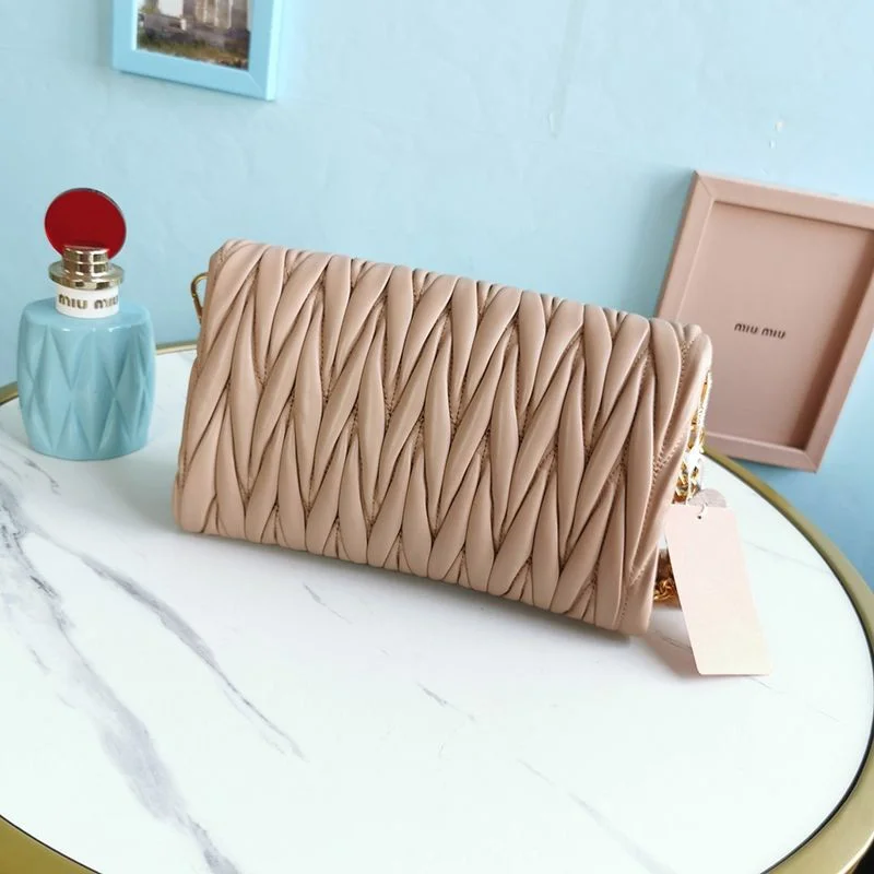 大人気!!新色ミュウミュウ 偽物 マテラッセナッパレザー バッグ myz34040