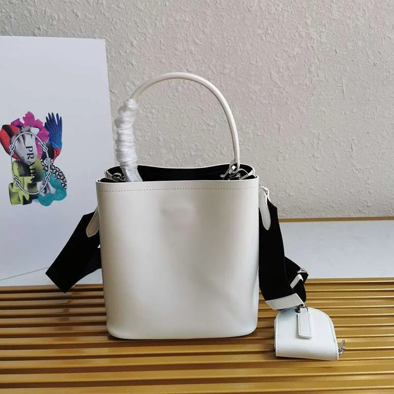 新作限定【21AW】プラダ カーフ ハンドバッグ N級品コピー pus62368