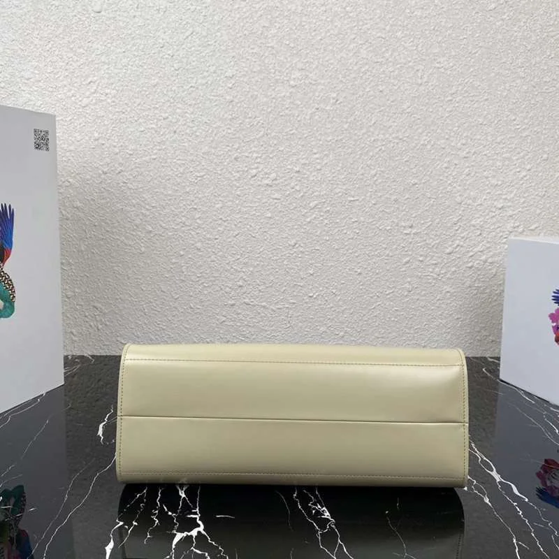 人気 新作 プラダ カーフ ハンドバッグ コピー ギフトに最適♪ puw31789