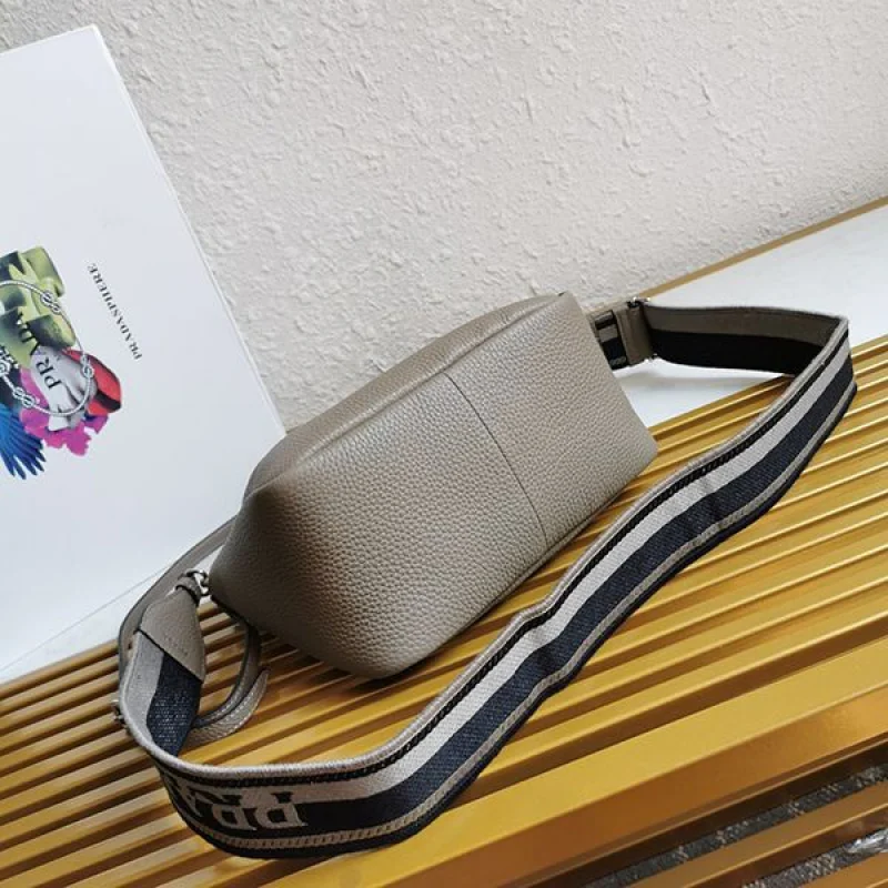 ☆超人気☆ブランドプラダ ショルダーバッグ レザー 新色☆希少 1BC147