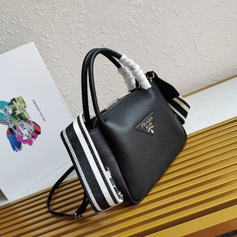 プラダ 偽物 ショルダーバッグ レザー 送料込 1BC146