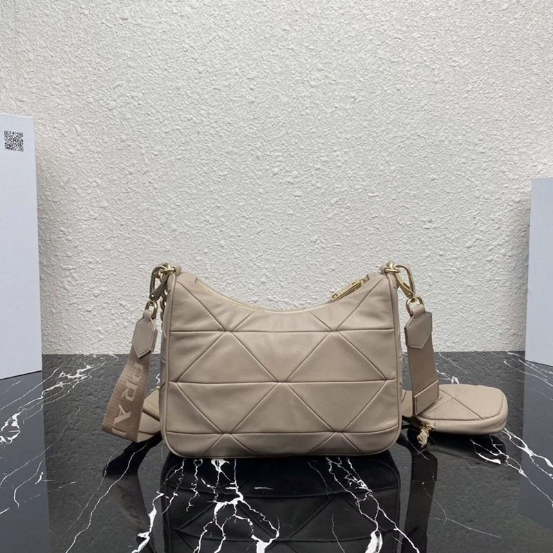 世界中で大人気♪プラダ 偽物トライアングルロゴ付き シープファー ショルダーバッグ 1BC151