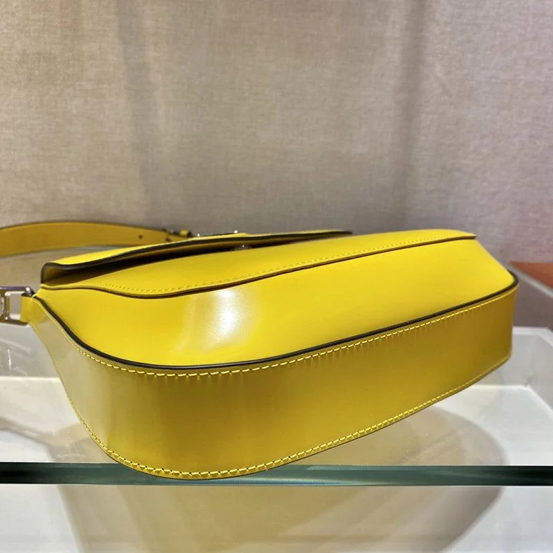 《大人気》プラダ★フラップ付きクレオショルダーバッグ コピー puy98195
