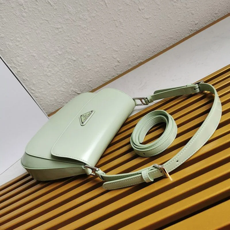 《大人気》プラダ★フラップ付きクレオショルダーバッグ コピー puy98195