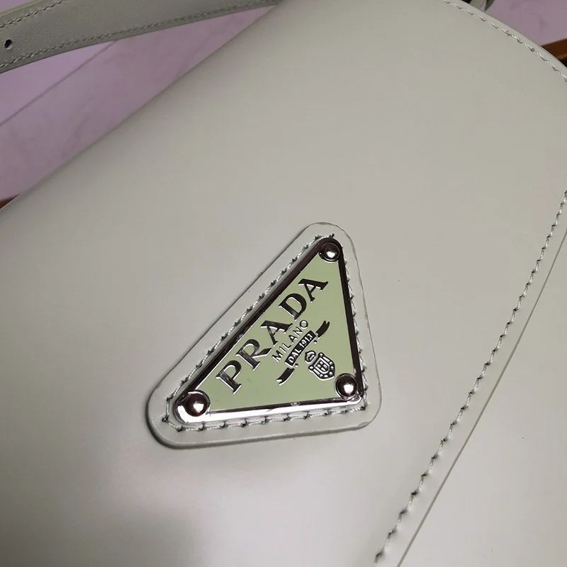 《大人気》プラダ★フラップ付きクレオショルダーバッグ コピー puy98195