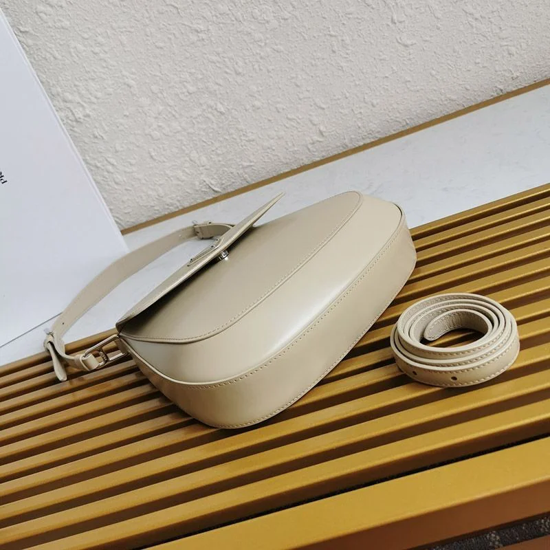 ★日本!!人気!プラダ★フラップ付きクレオショルダーバッグ コピー puf06475