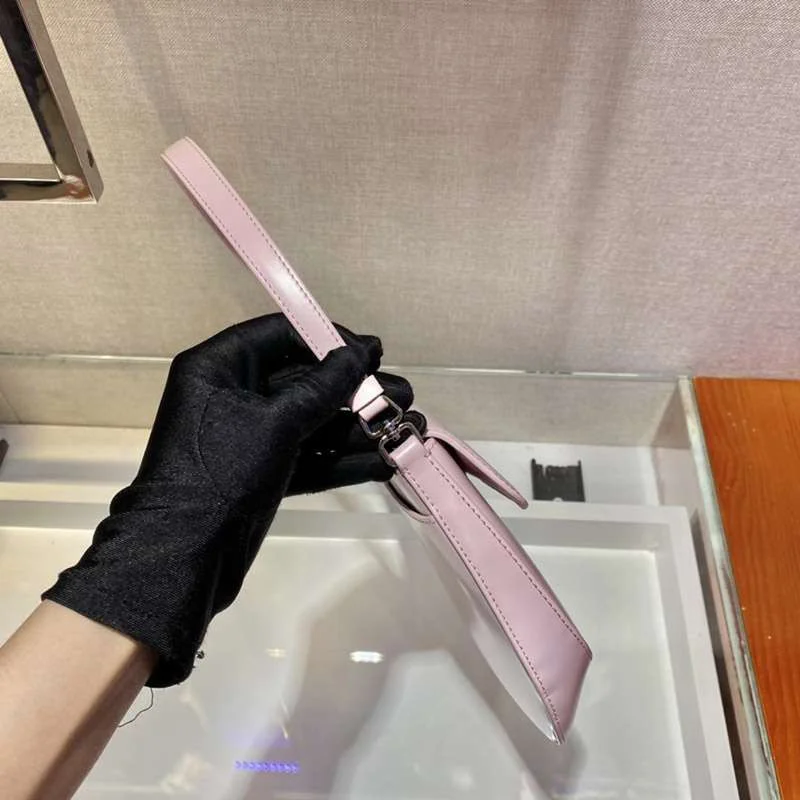 信用第一プラダ コピーフラップ付きクレオショルダーバッグ puf36101