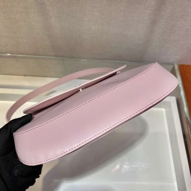 信用第一プラダ コピーフラップ付きクレオショルダーバッグ puf36101