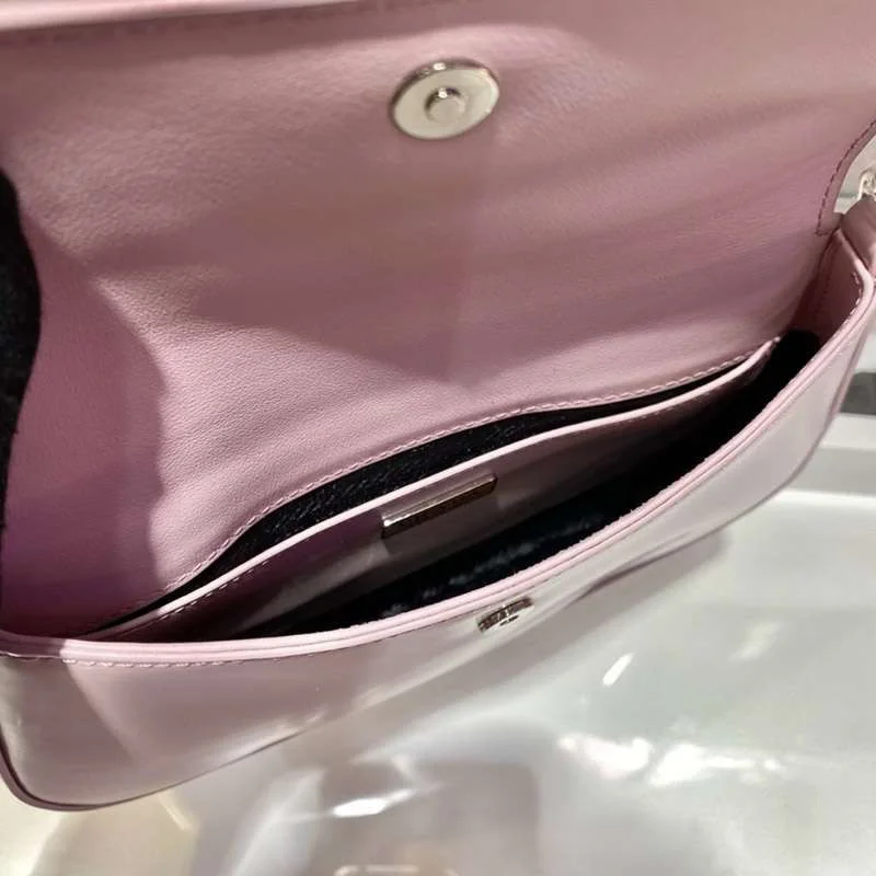 信用第一プラダ コピーフラップ付きクレオショルダーバッグ puf36101