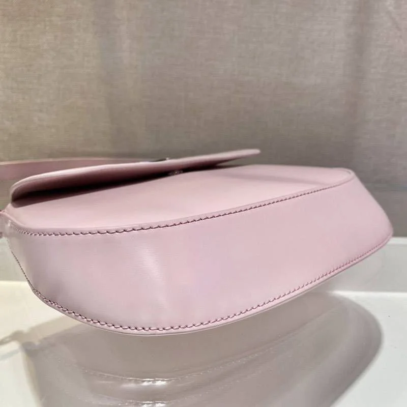 信用第一プラダ コピーフラップ付きクレオショルダーバッグ puf36101