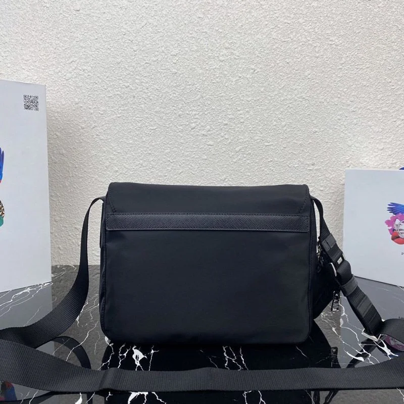 定番人気 プラダ 軽量ナイロンショルダーバックスーパーコピー puy71349