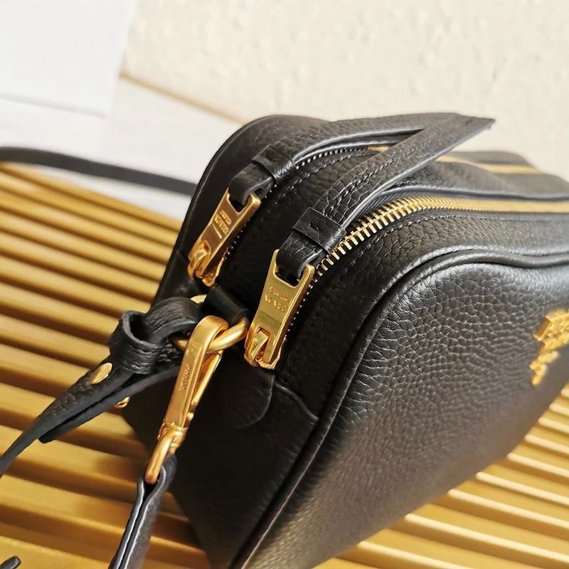 大人気!!新色 ギフトに最適♪スーパーコピープラダ ダブルジップ ショルダーバッグ pus84390