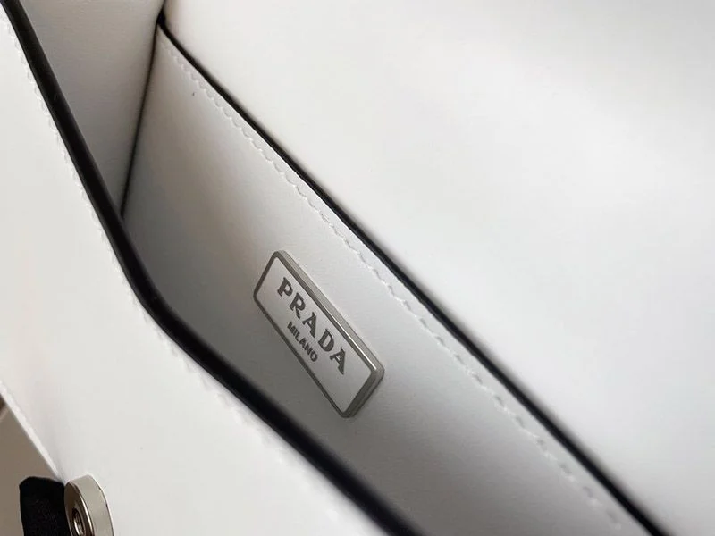 大人気!!最高な材質プラダレザーショルダーバッグ 【追跡付】 pum25599