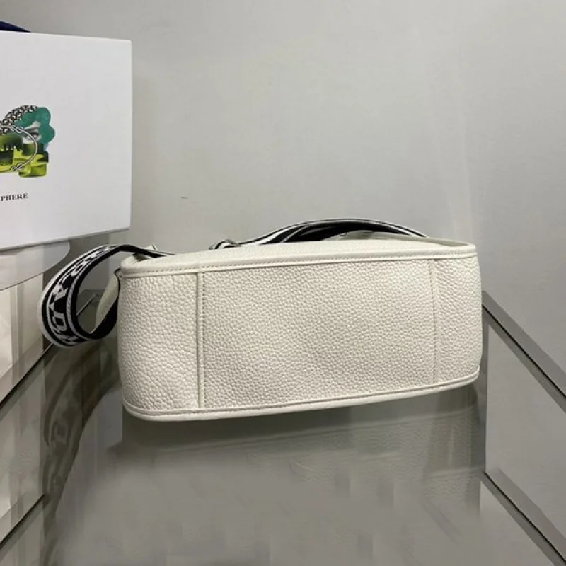 ブティック♪プラダ コピー メタルレターロゴ レザーホーボーバッグ pua14370