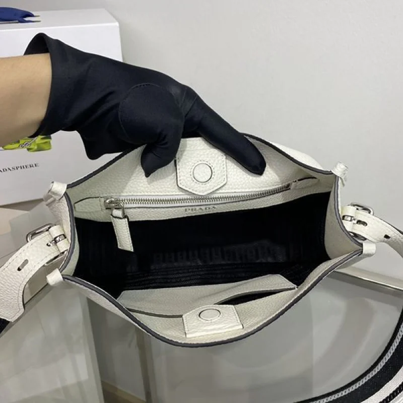 ブティック♪プラダ コピー メタルレターロゴ レザーホーボーバッグ pua14370