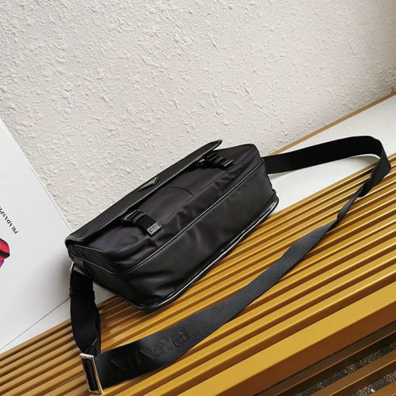 プラダ ショルダーバッグ 偽物 Re-Nylon クロスボディ pub97740