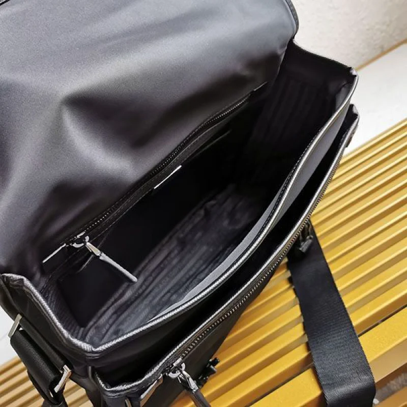 プラダ ショルダーバッグ 偽物 Re-Nylon クロスボディ pub97740