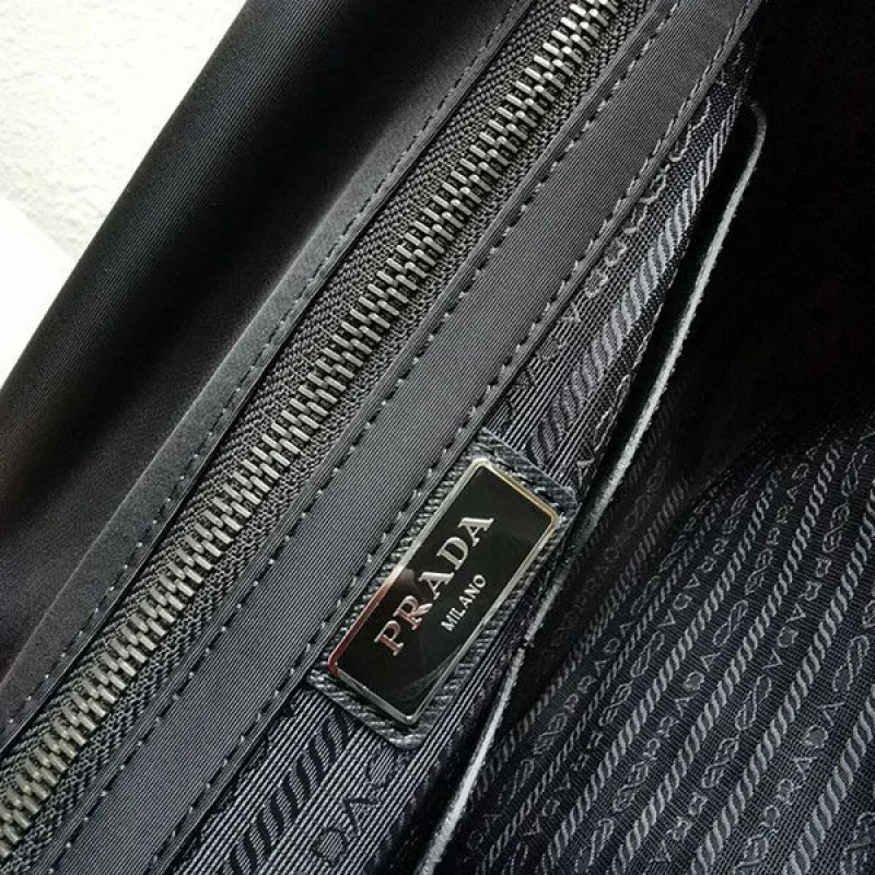 プラダ ショルダーバッグ 偽物 Re-Nylon クロスボディ pub97740