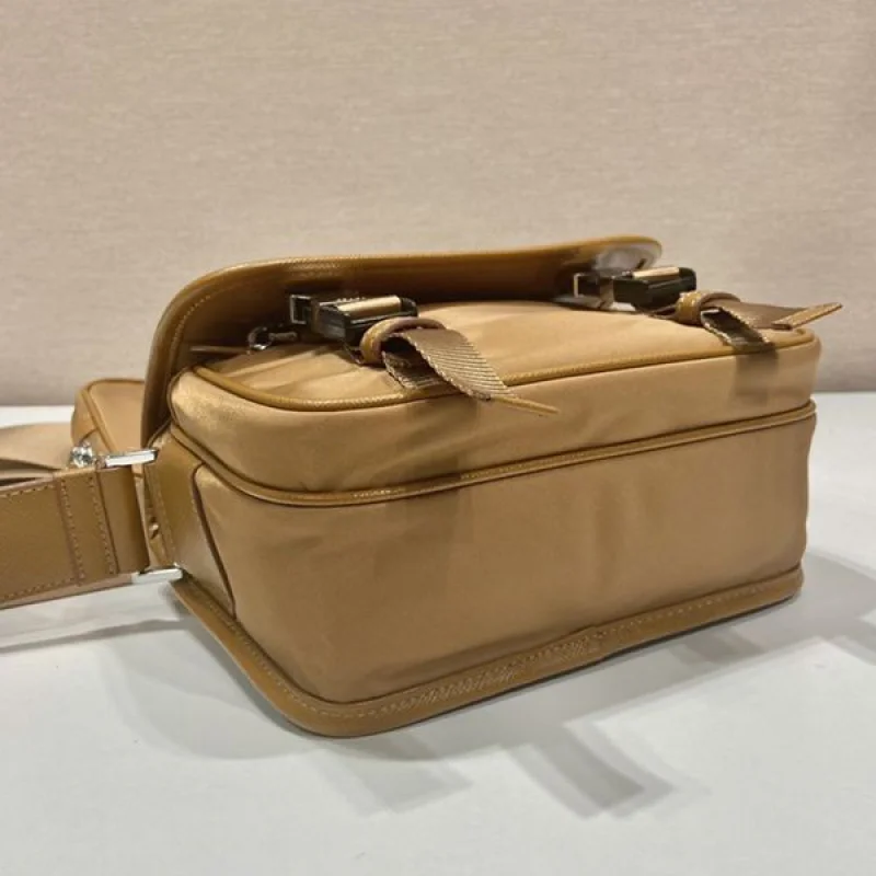 ハイブランド コラボ 2022プラダ Re-Nylon x サフィアーノレザー ショルダーバッグ 偽物 pud08087