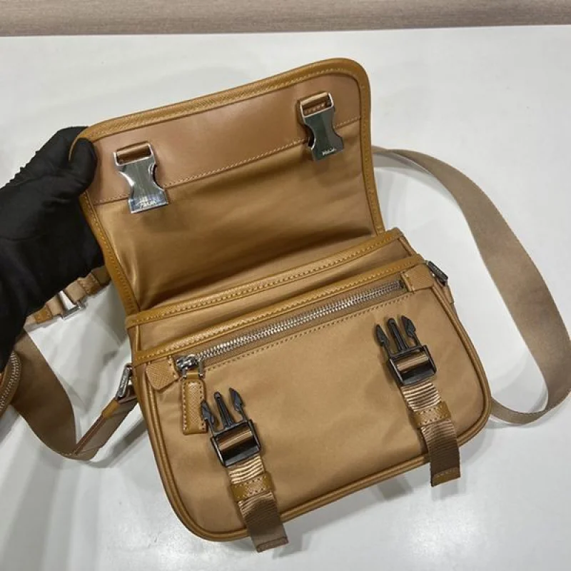 ハイブランド コラボ 2022プラダ Re-Nylon x サフィアーノレザー ショルダーバッグ 偽物 pud08087