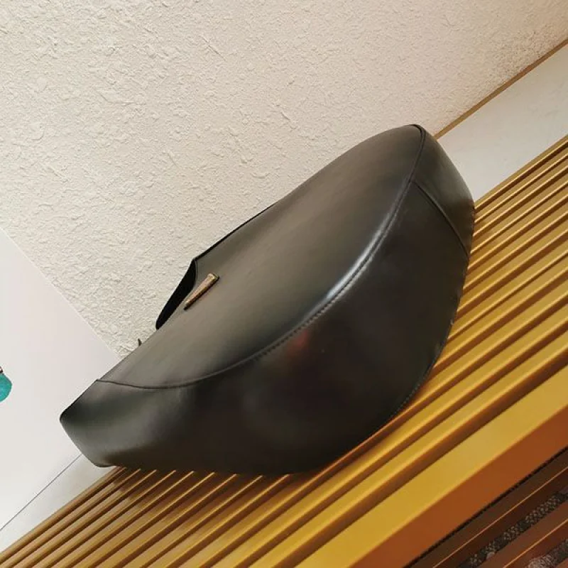 プラダトライアングルロゴ レザー ショルダーバッグ 偽物 pud96566