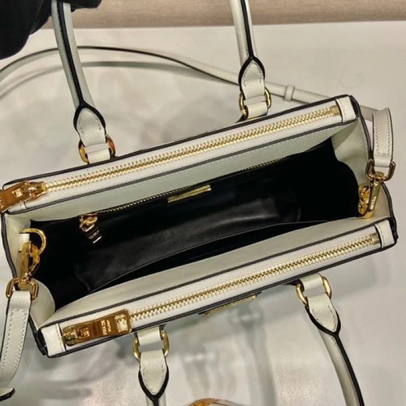 目を惹くカラープラダ スーパーコピー ガレリア レザー スモールバッグ pue33414
