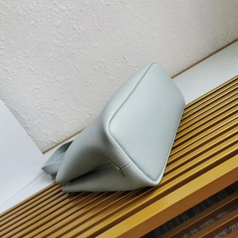 人気急上昇プラダ コピー ミディアム レザー ロゴ トートバッグ 1BG384 puh47008