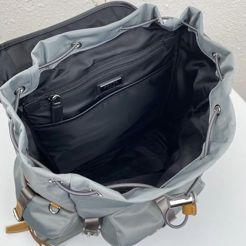 世界中で大人気♪プラダ 偽物☆テクニカルファブリックサフィアーノレザー バックパック puh47642