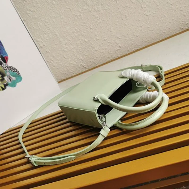21-22AW【プラダ】スモール ブラッシュドレザー トートバッグ 偽物 puh72610