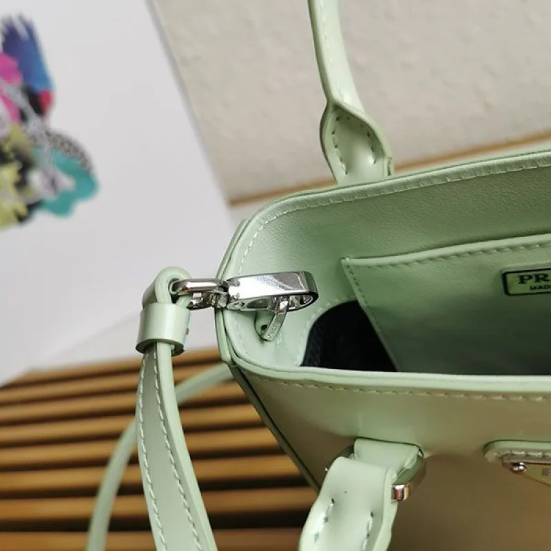 21-22AW【プラダ】スモール ブラッシュドレザー トートバッグ 偽物 puh72610
