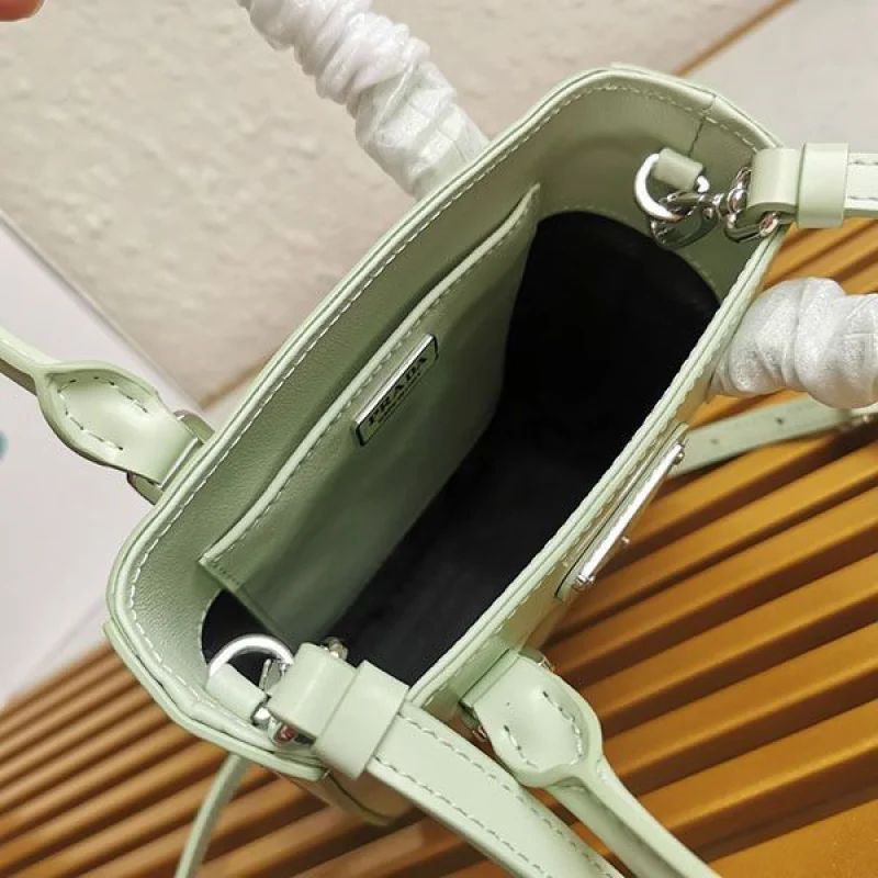 21-22AW【プラダ】スモール ブラッシュドレザー トートバッグ 偽物 puh72610